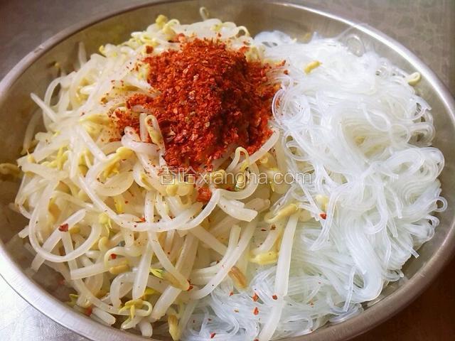 豆芽，粉丝放一起，上面放辣椒粉