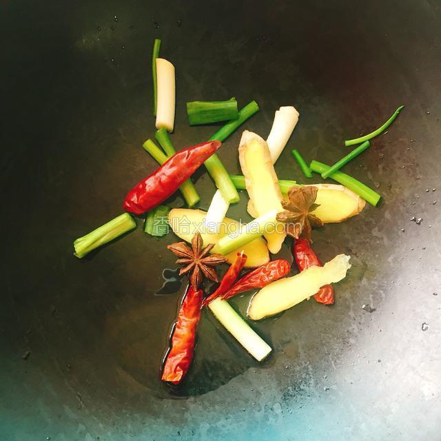 倒入适量食用油，大火爆香配料