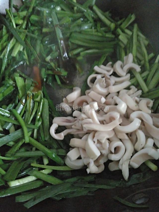 转小火放蚝油、鱿鱼，迅速炒匀。