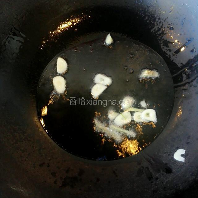 锅里倒油爆香姜和蒜
