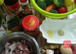 猪肉焖菜的做法图解1