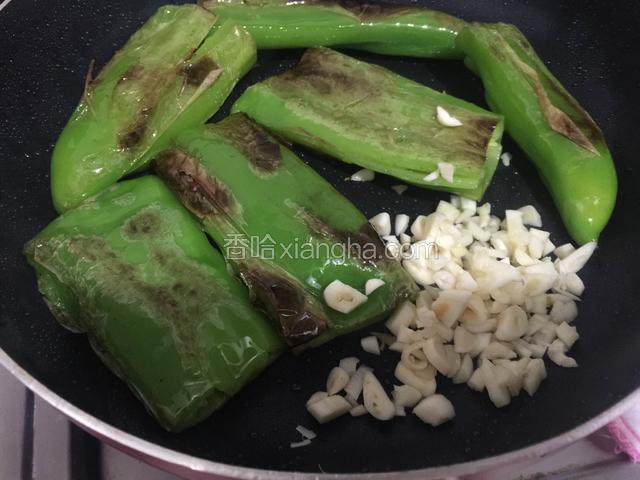 煎至尖椒表面都有皱纹了，放入蒜末煸香。