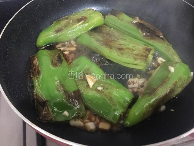 煸至蒜末微黄倒入调料汁，翻炒入味即可出锅。