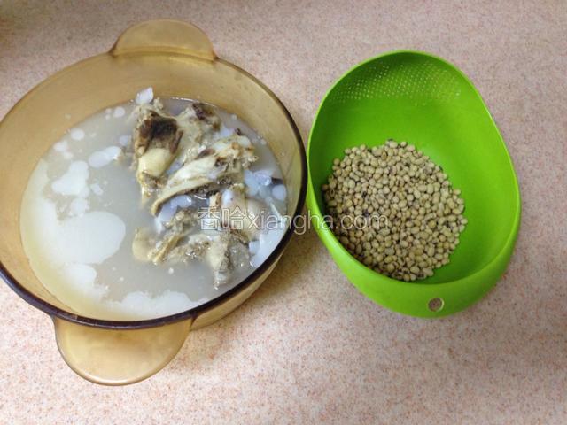 骨头汤和小黄豆。