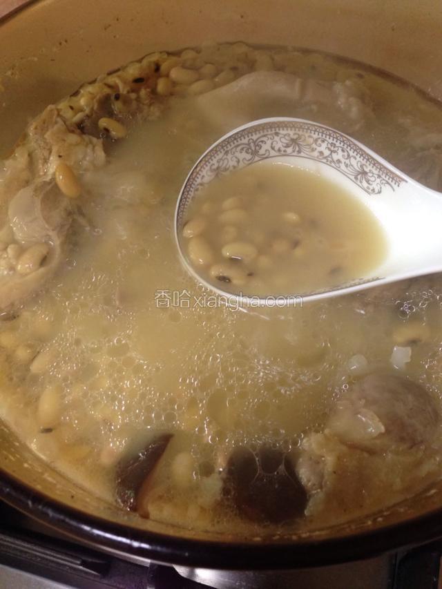 炖到黄豆软烂，汤汁变白。