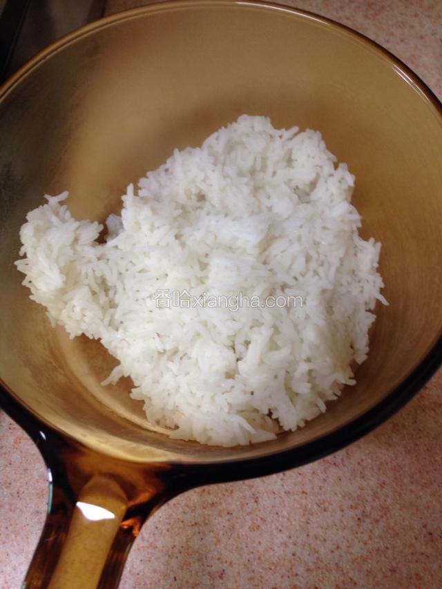 取合适的锅，根据食用人数放入米饭。
