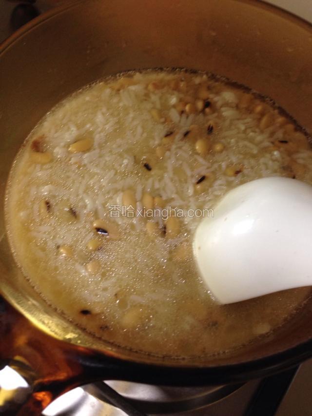 倒入合适的豆汤，熬煮一会儿。