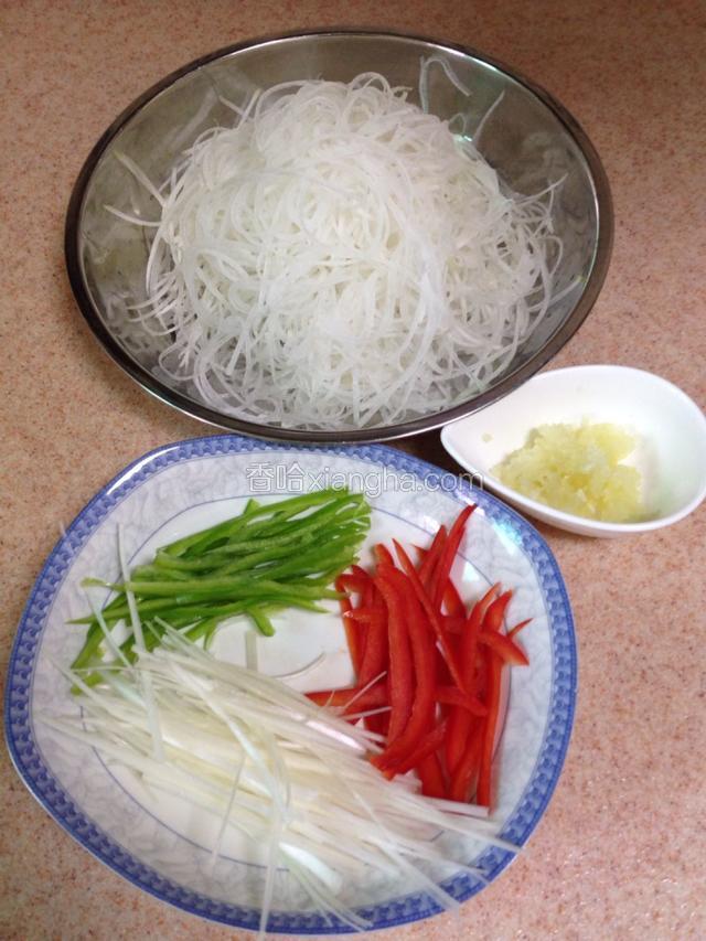 萝卜切细丝，柿子椒、青椒和葱白也切丝，蒜压成泥。