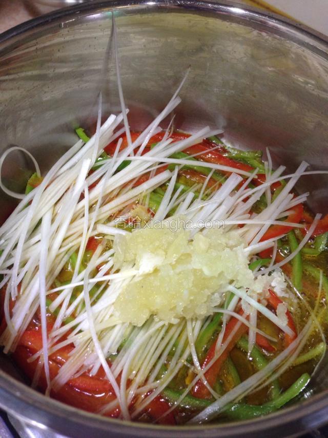 辣椒丝断生后关火下葱丝和蒜泥。