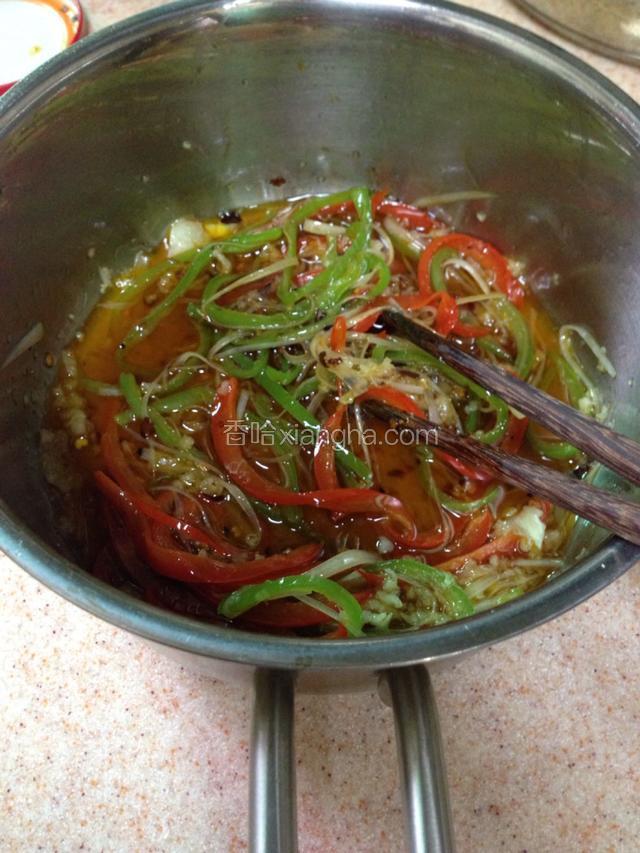 调入白醋、糖、自制红油辣椒、花椒油鸡粉勾成汁。