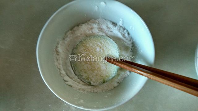 角瓜片在淀粉里，两面均匀裹上一成淀粉