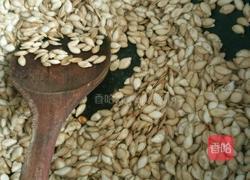 炒南瓜籽的做法图解3