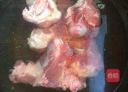 大骨头炖酸菜的做法图解1