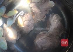 大骨头炖酸菜的做法图解2