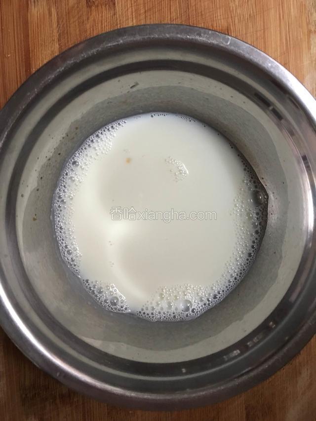 首先把材料准备好，把细砂糖放入牛奶中隔水加热把糖融化放凉备用