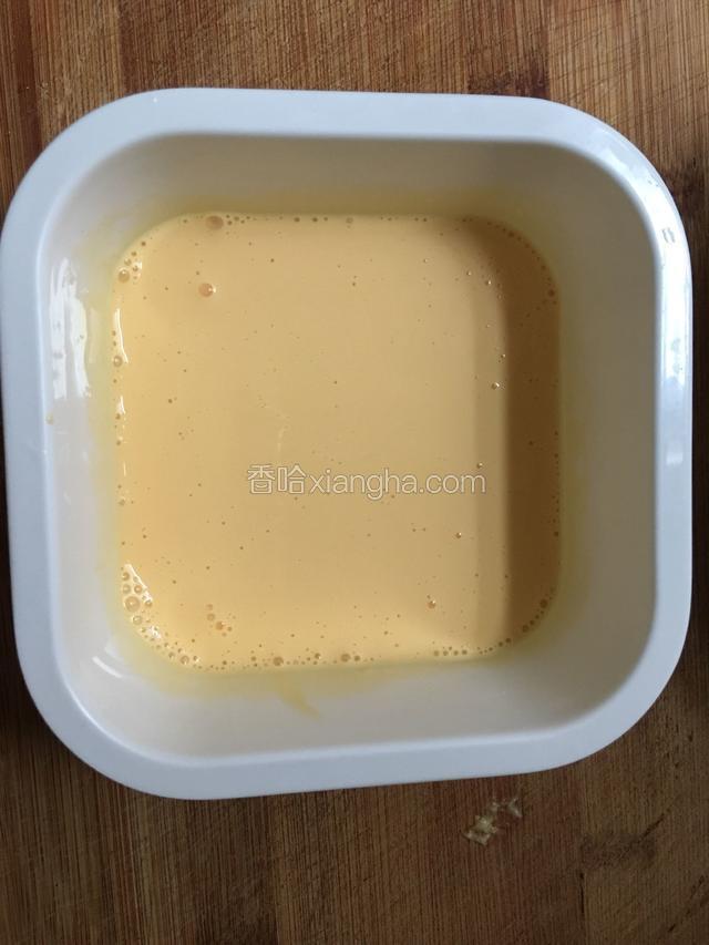 把蛋黄放入奶油中搅拌均匀