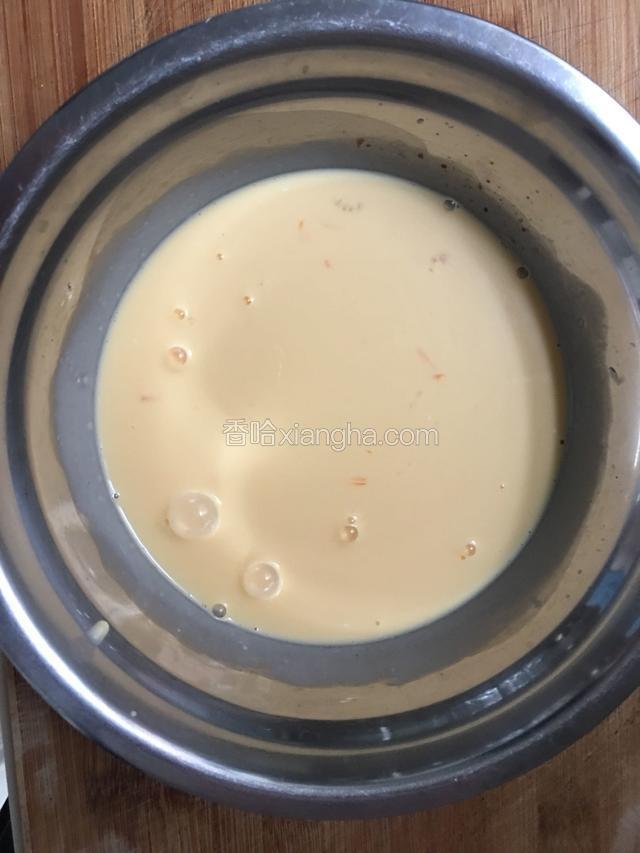 把搅拌好的奶油倒入到放凉的牛奶中搅拌均匀