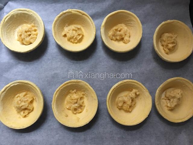 然后把榴莲放入到挞皮里面（家里榴莲多可以多一点点，我家剩你点所以放的少）