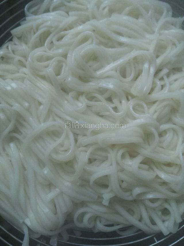 面条煮好捞出沥水