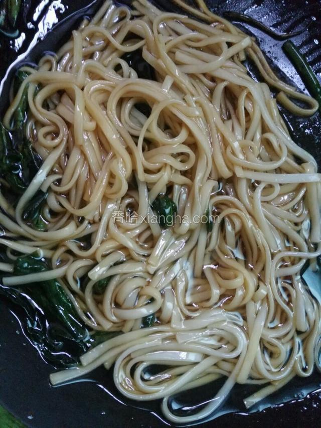 倒入调料即可关火，再倒入面条搅拌均匀