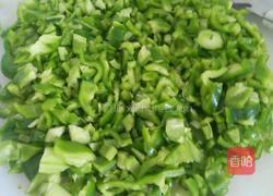 猪肉青椒水饺的做法图解2