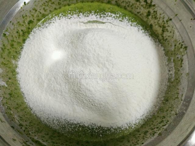 一次性筛入低筋面粉和玉米淀粉，翻拌均匀，不要划圈搅拌，以免起筋