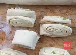 Illustration of how to make oil-rolled steamed buns 13