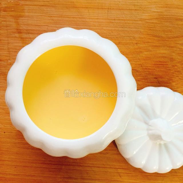 将蛋液倒入蒸蛋盅中，如果有气泡，依然要撇出