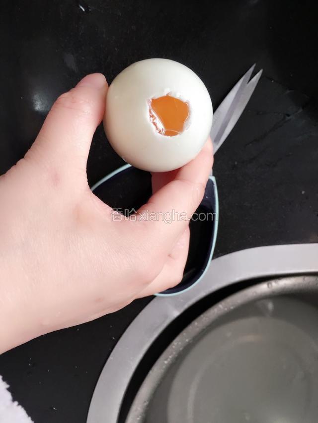 再用剪刀小心剪个圆圈