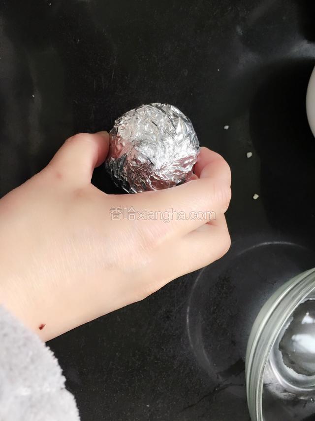 用锡纸包起来，有开口的那面朝上放