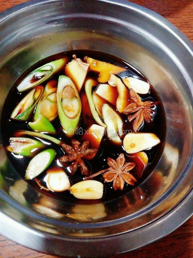 调汁 酱油老抽盐料酒葱姜蒜八角白砂糖醋混合一起