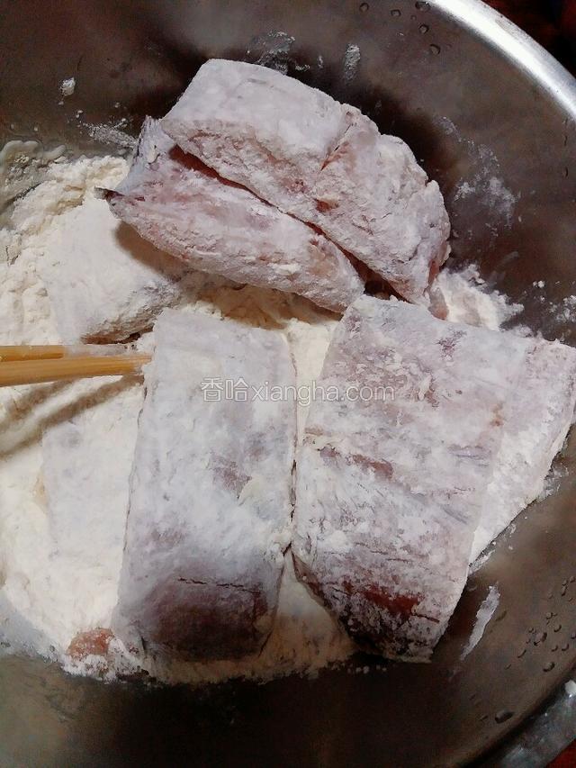鱼沾上面粉