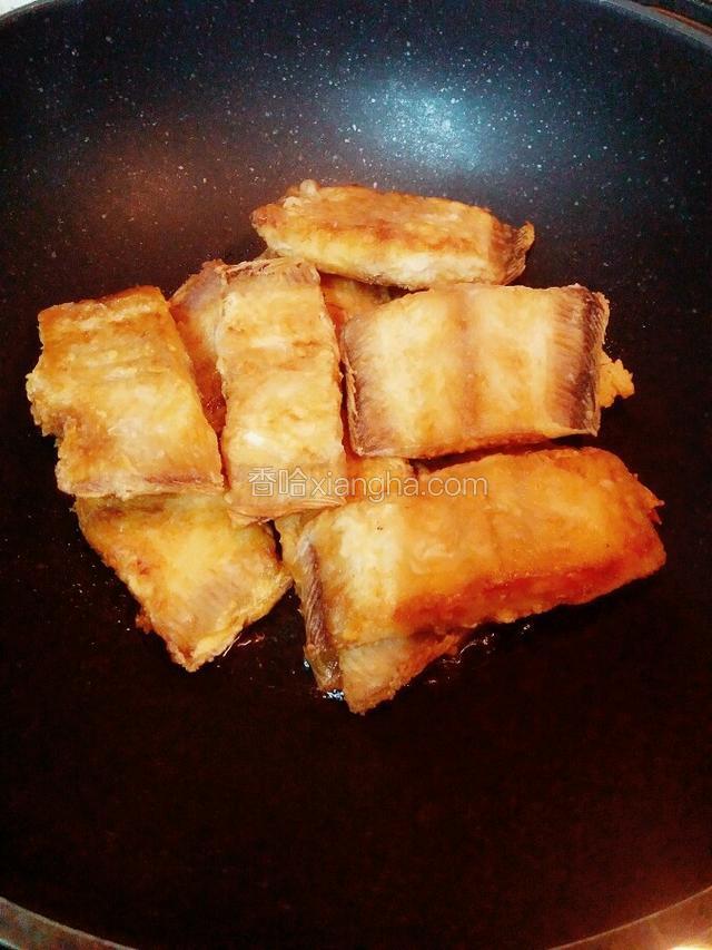油热放入煎好的鱼