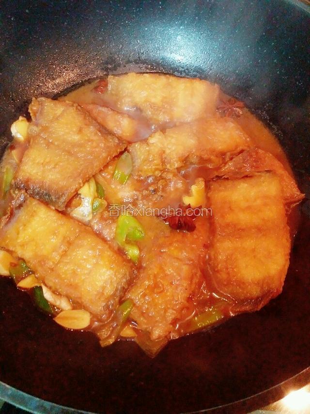中间把鱼反面一次 熬到汤不多时即可