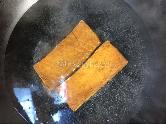 将香干入锅煮一下后捞出