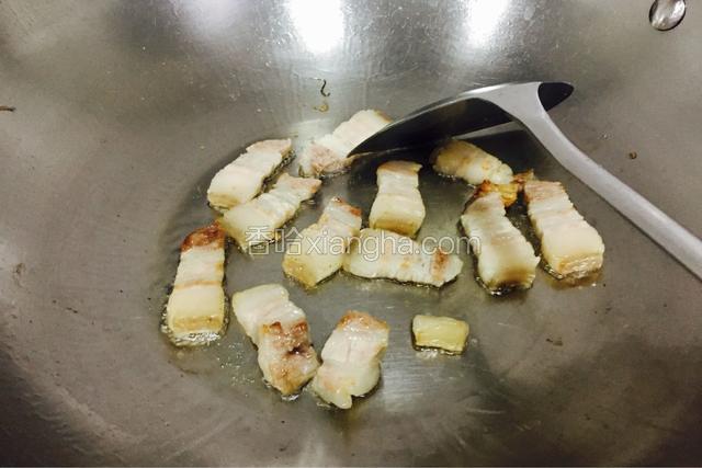 冷锅放入五花肉片小火慢慢将肉煸出油脂后出锅备用