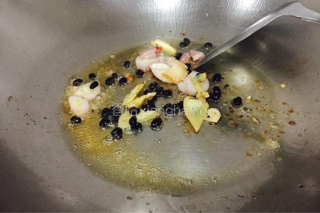 用锅里煸出的油来爆香辅料姜片干葱头片还有豆豉