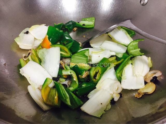 这是加入辣椒片和白菜帮子一起炒一会