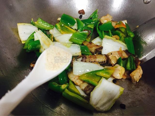 菜熟时加入鸡粉调味即可