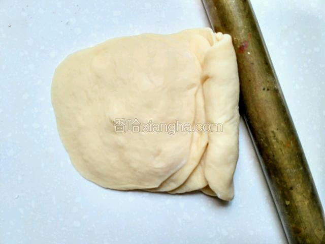 从右往左卷起。不顺手的可以调个方向从下往上卷都行。