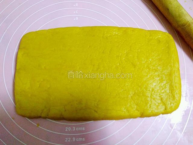 移至哇胶垫上，用擀面杖擀成长方形