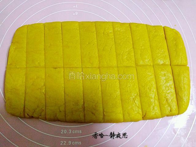 再切成长条（形状大小可随个人喜好来切）