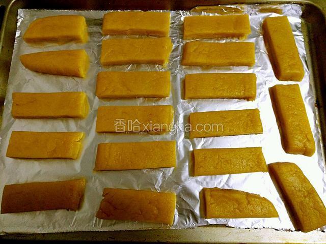 烤盘铺上吸油纸或锡纸，一条条轻轻移至烤盘中摆好，留出间距