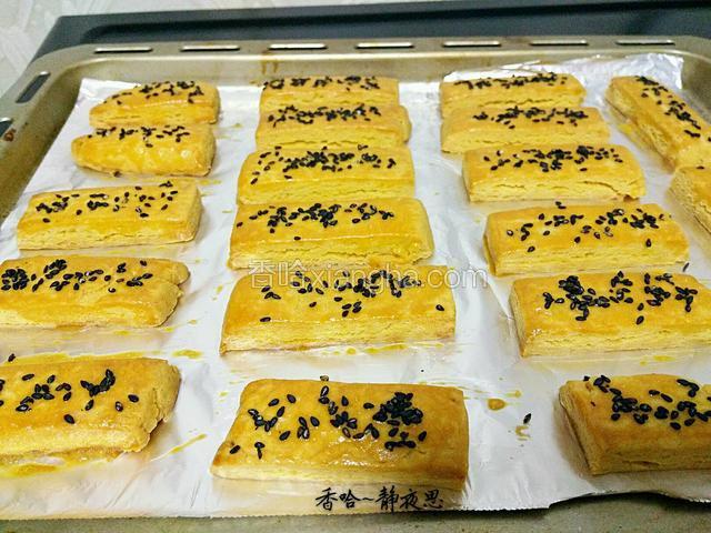 烤至表面金黄取出，凉凉食用