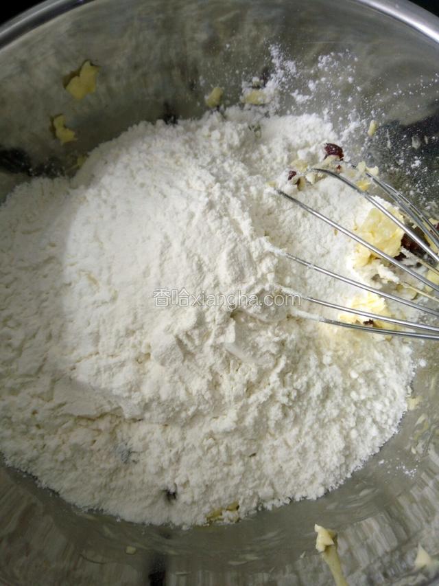 随后再加入低筋面粉
