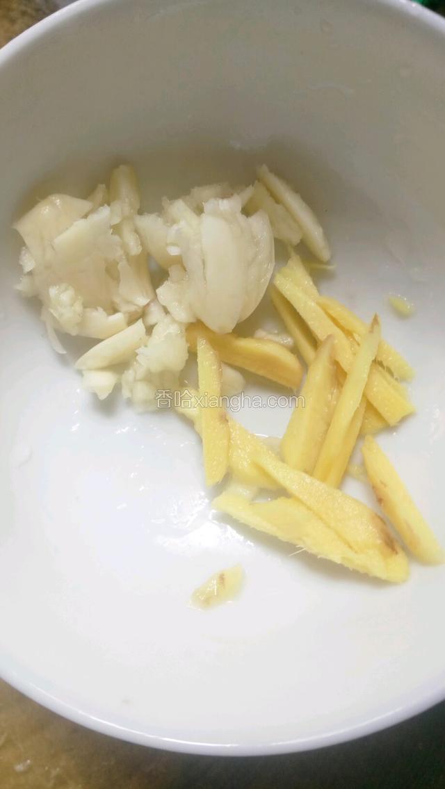 准备好大蒜和姜丝