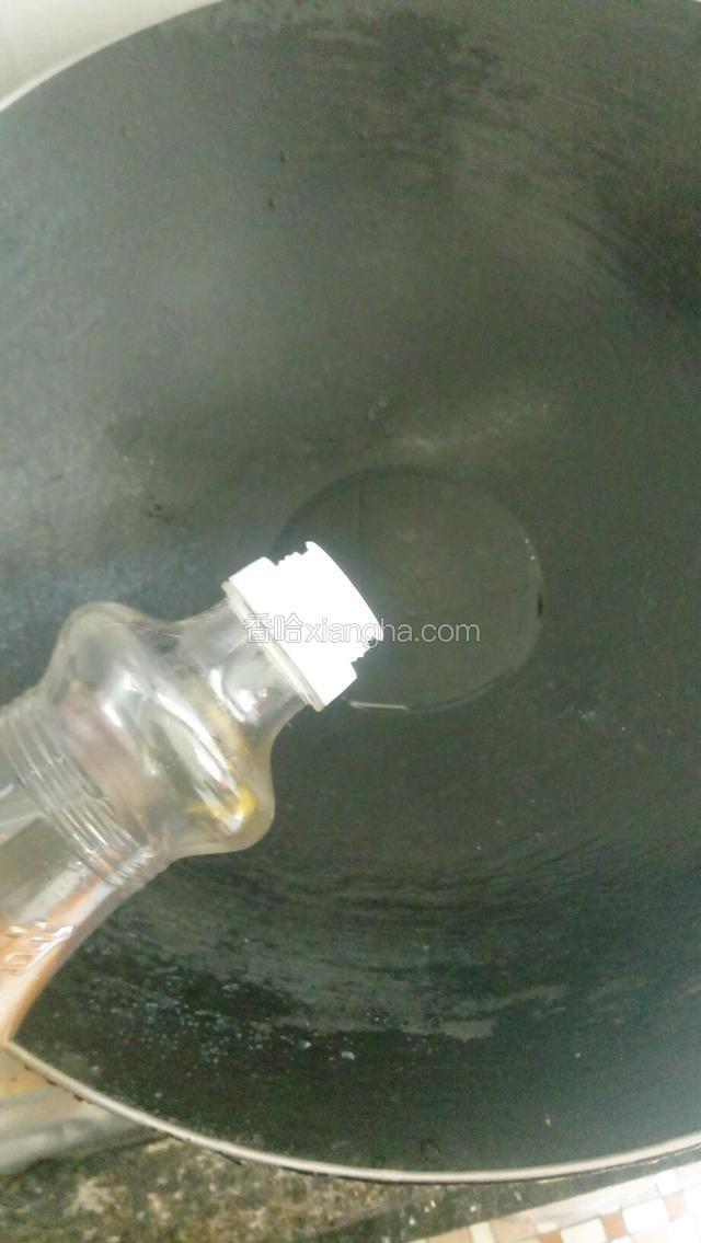 首先将花生油下锅