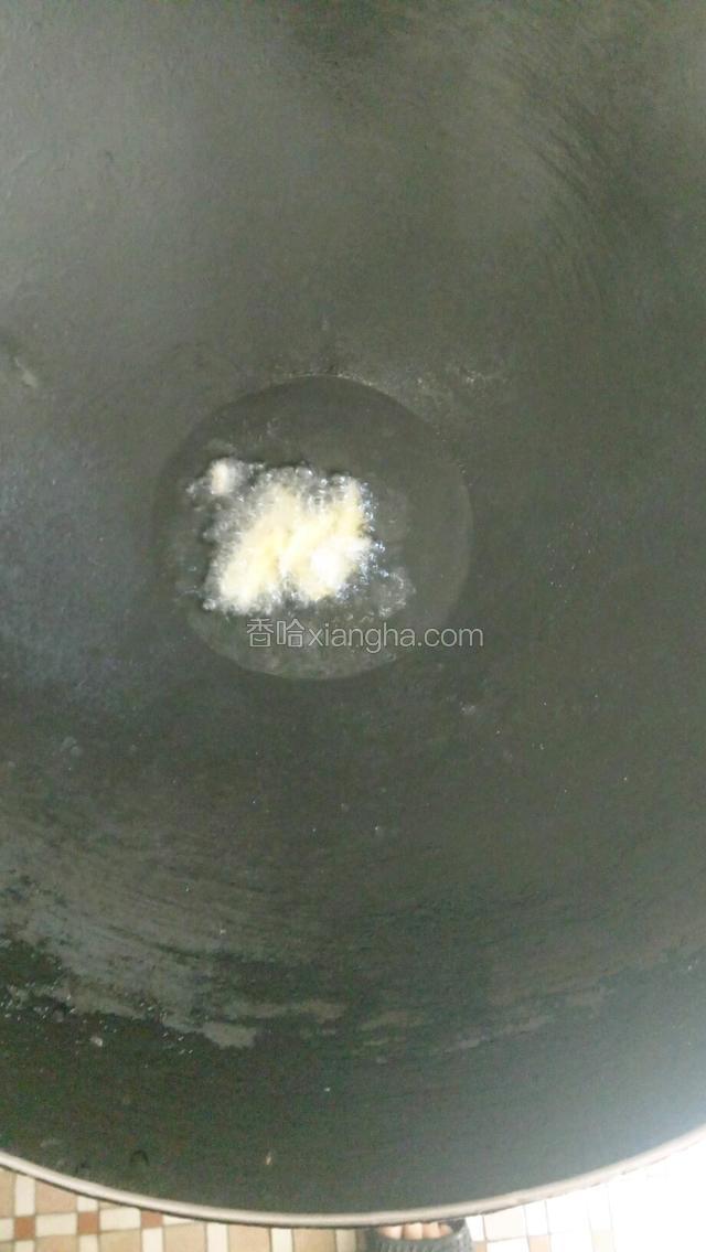 待锅热了就放姜下去