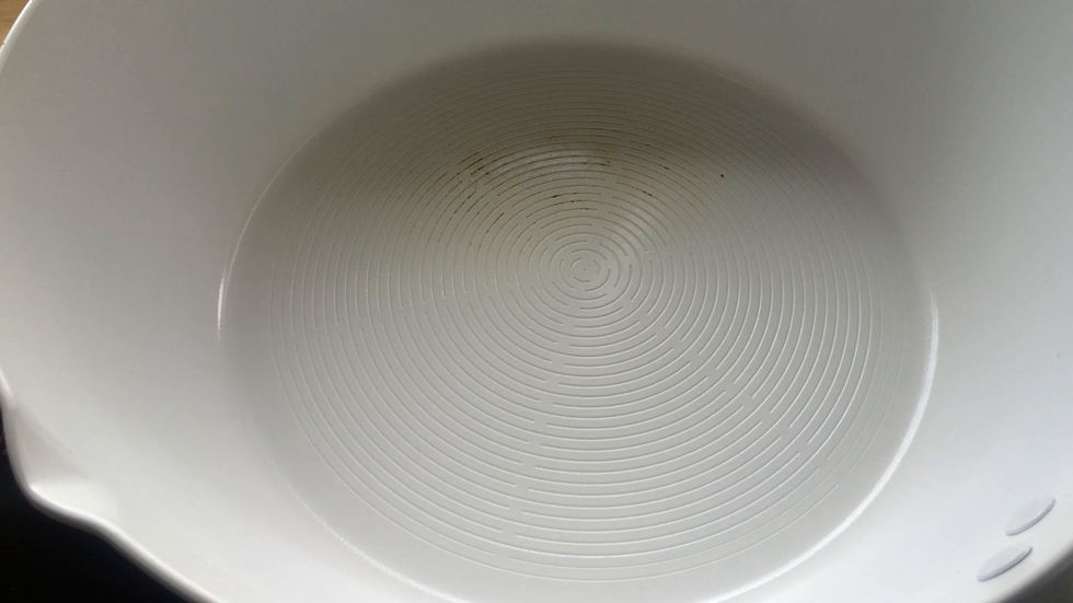 锅热倒入油