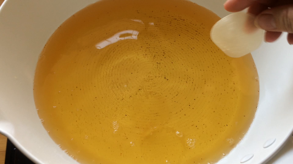 先下入几片试一下油温